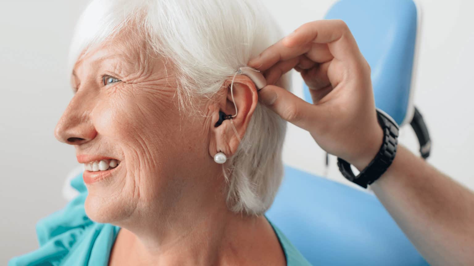 Colocando audífono mujer mayor