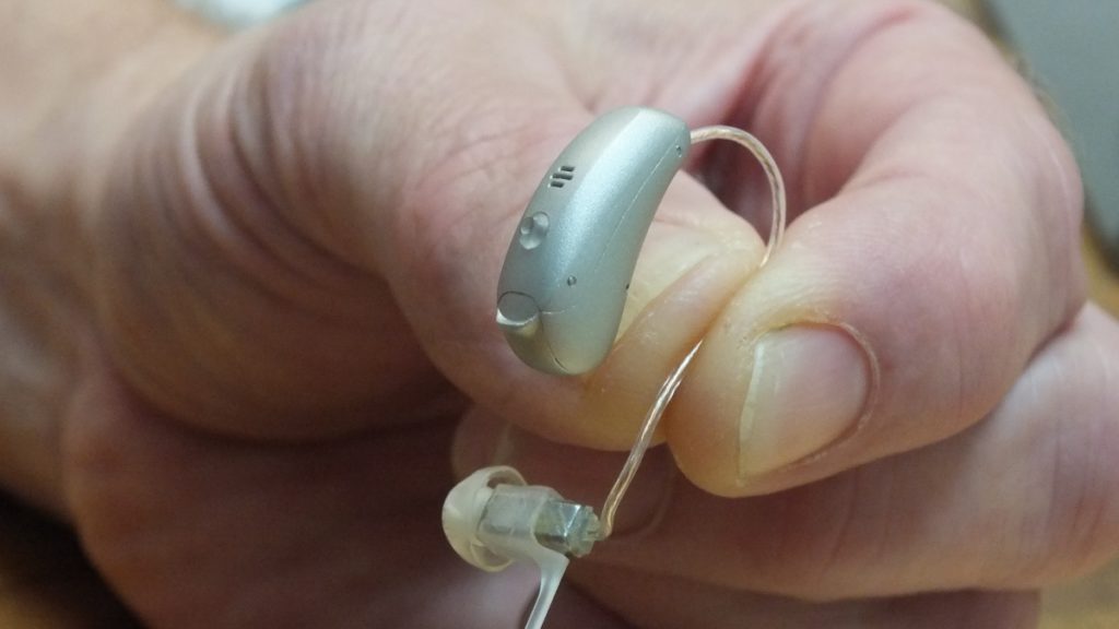 Cómo reparar un audífono, paso a paso