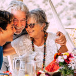 Beneficios audífonos personas mayores